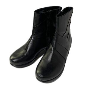 The Walking Co. UC 24/7 Crisscross Leather Low Heel Ankle Boot - Womens US 8